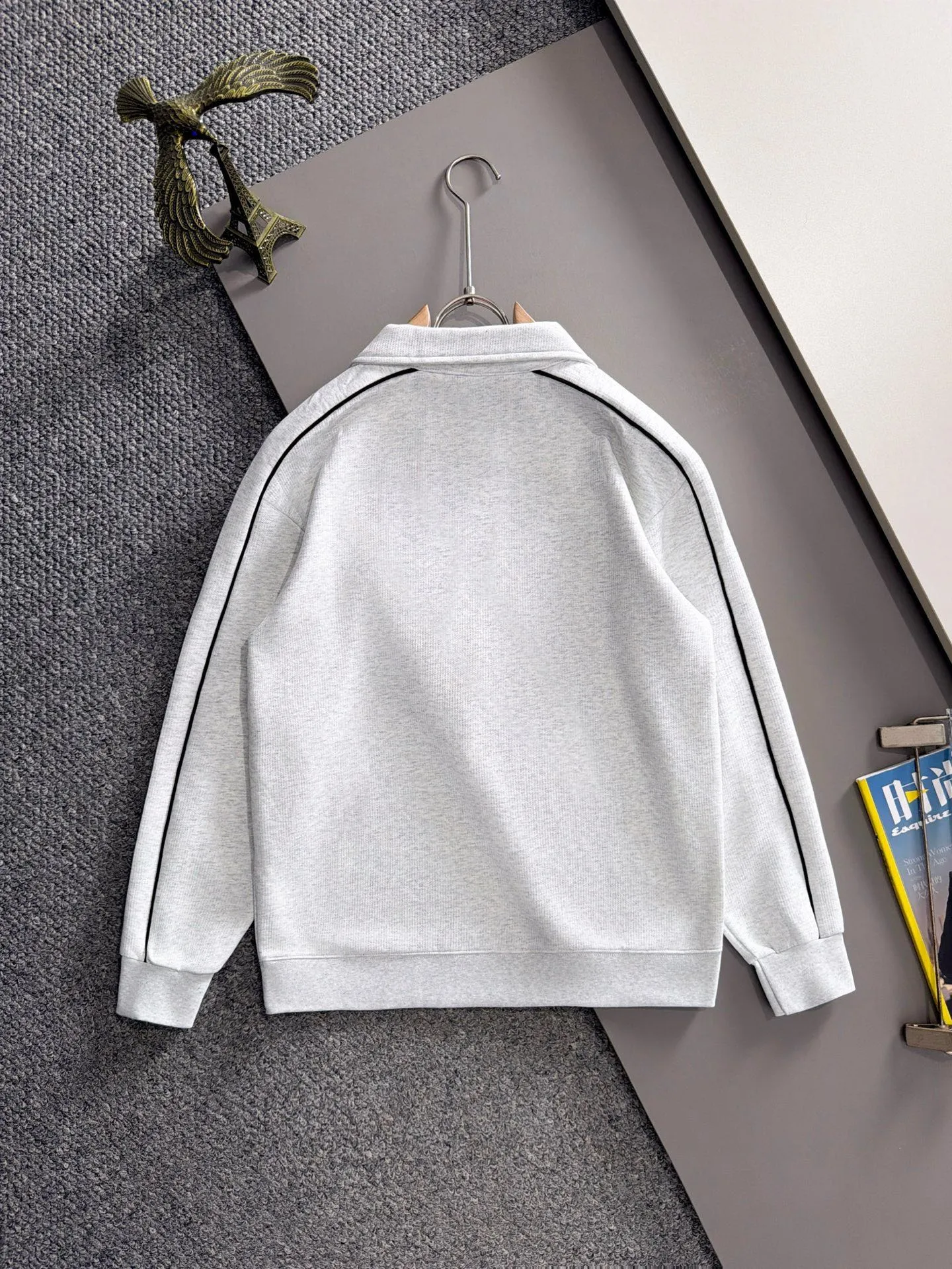 Balenciaga 2026 Long Sleeve Lapel Sweatshirt for Men and Women Same Style Many Stars Same Style, Top Original Version Feel Free to Compare🆚The fabric is custom-dyed and lightly sprayed and distressed. The fabric, material, and details are consistent with the original version. Special cotton and linen fabrics are used. The cost of the fabric is extremely expensive. It is twice as expensive as pure cotton materials. We will do our best at all costs. Three standards are complete. The comparison between non-market products and my fabrics is very different. Only the top version is made! Size: M-4XL